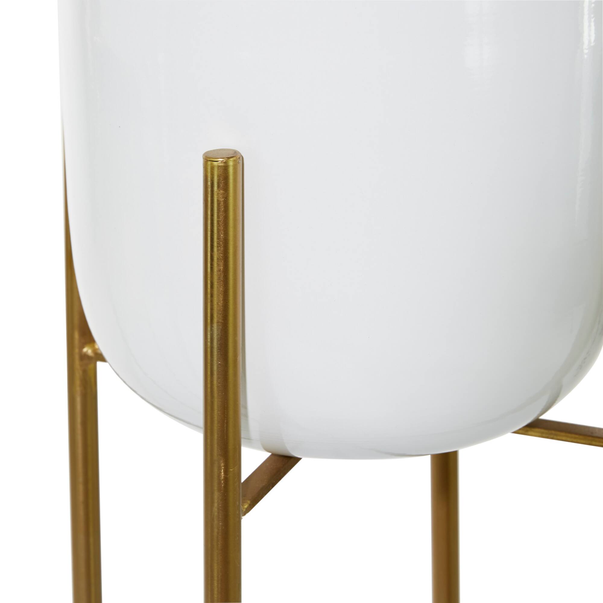 CosmoLiving by Cosmopolitan Set of 2 White Metal Contemporary Planter, 39", 46"